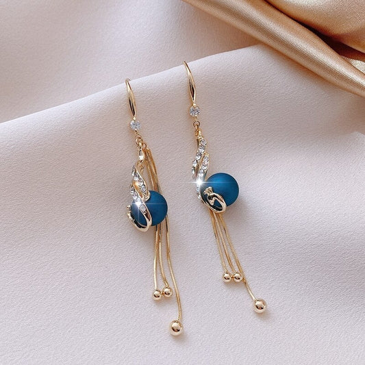 Elegantes pendientes de borlas azules o rojas con decoración de strass