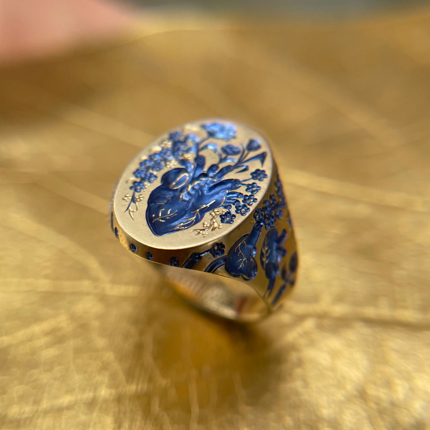 Anillo vintage dorado con flores azules