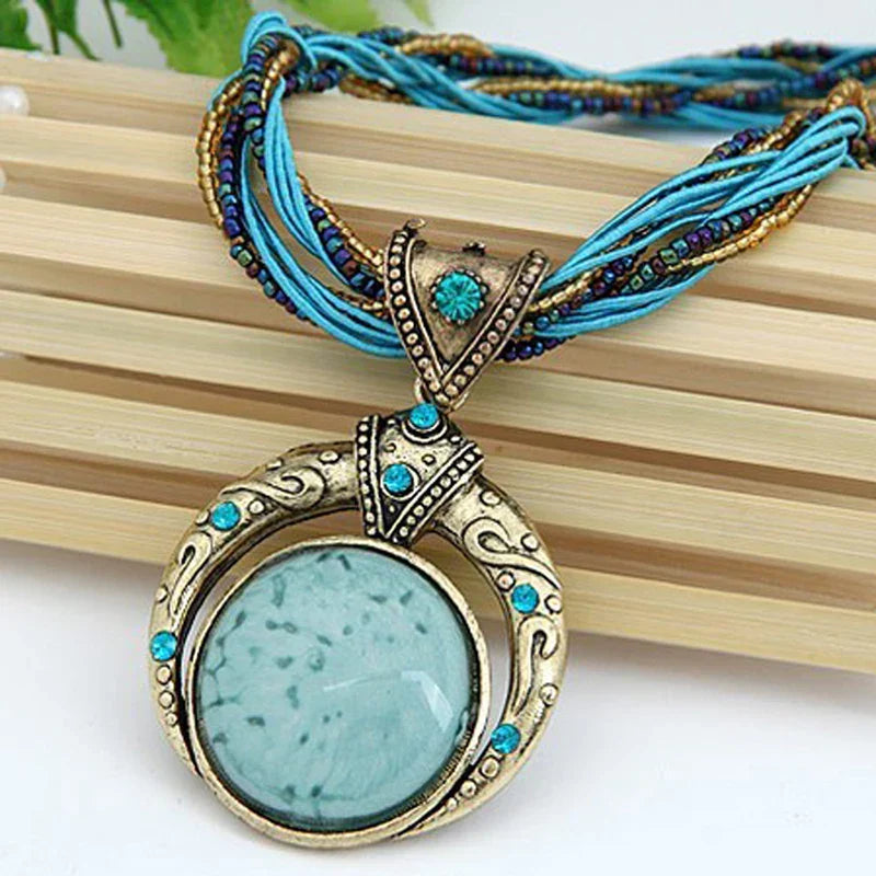 Collar vintage boho con colgante grande de piedras semipreciosas y pedrería