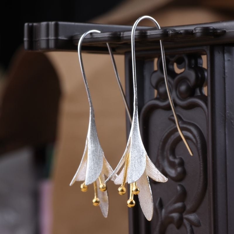 Pendientes en forma de flor con acabado mate y detalles brillantes