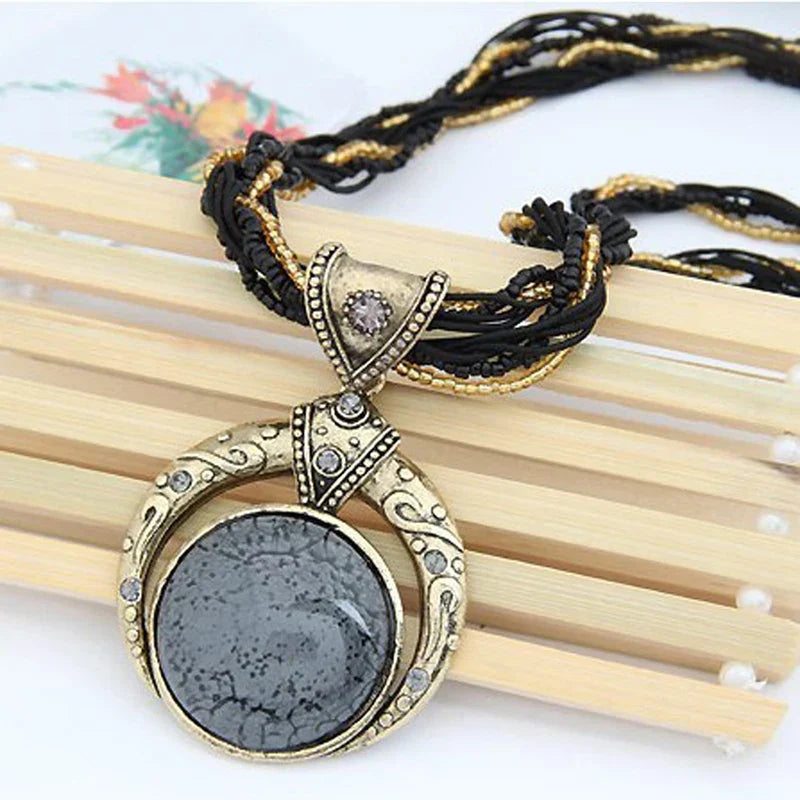 Collar vintage boho con colgante grande de piedras semipreciosas y pedrería