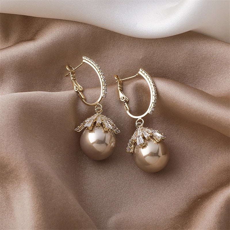 Pendientes elegantes con perlas y circonitas brillantes