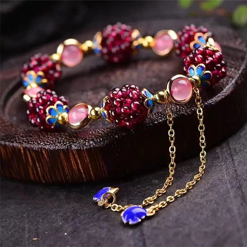 Exquisita pulsera de granadas con cuarzo rosa y esmalte azul