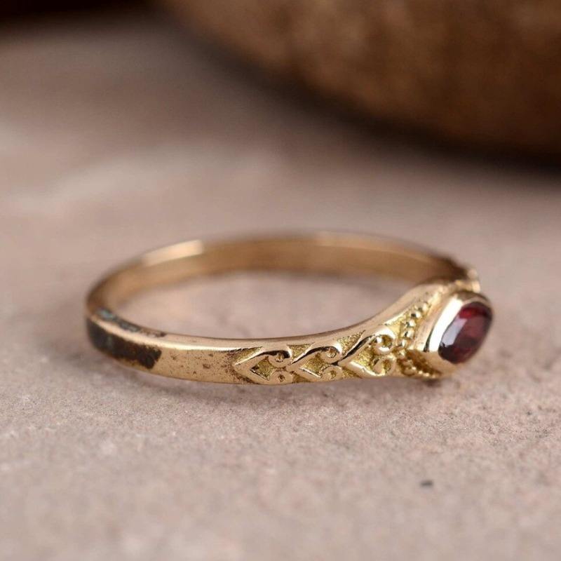 Anillo Vintage Dorado con Cristal Rojo