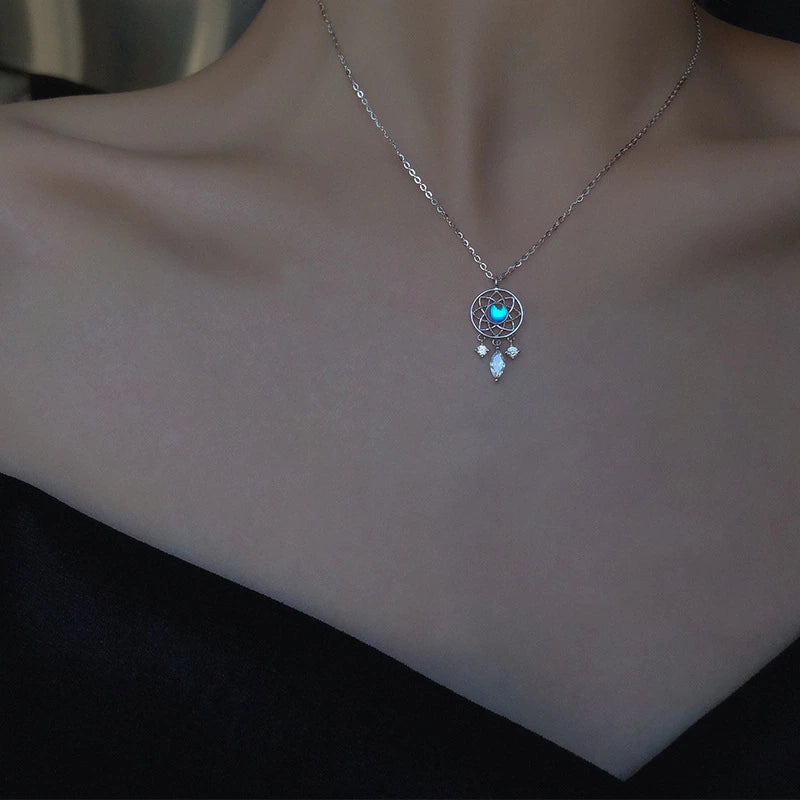 Collar atrapasueños de piedra lunar brillante con detalles de circonita cúbica brillante