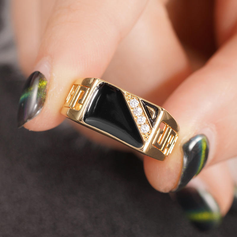 Anillo de Acero Inoxidable Bañado en Oro con Piedra Negra