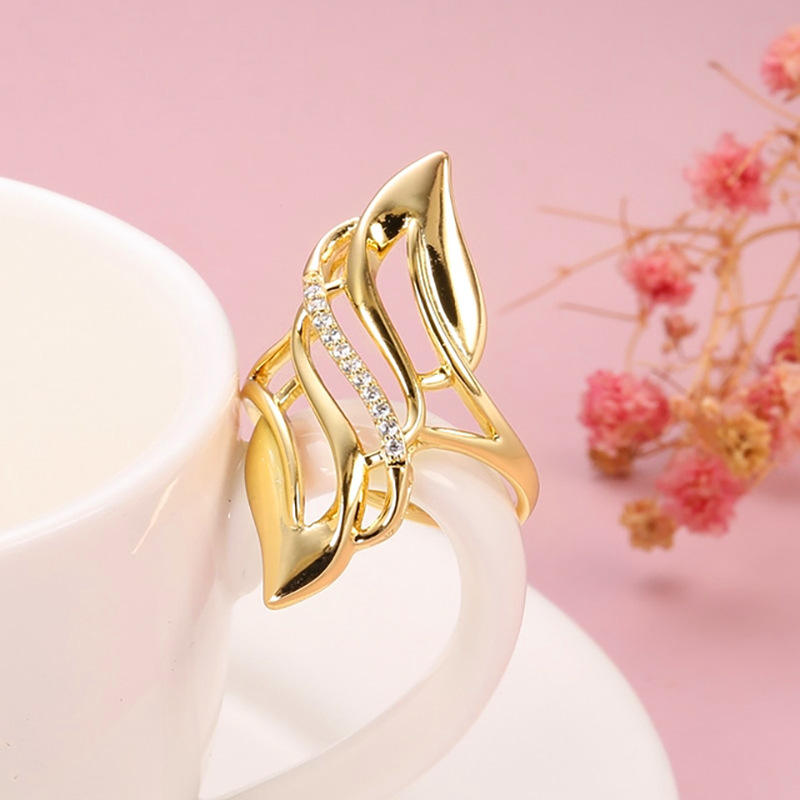Anillo de diseño arquitectónico con circonitas