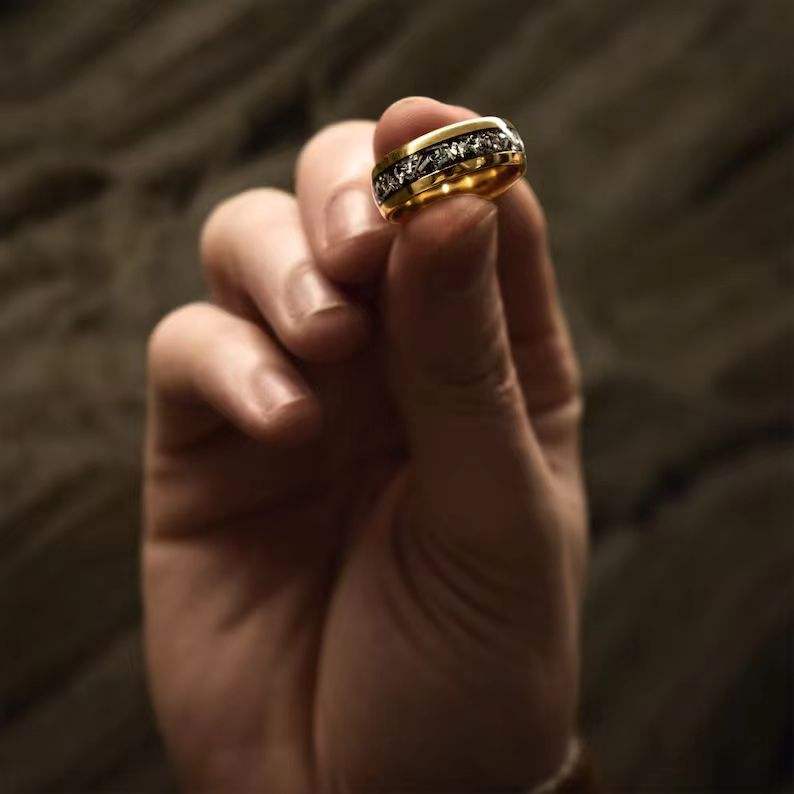 Anillo de Acero Inoxidable con Incrustaciones de Láminas de Plata y Bordes Dorados
