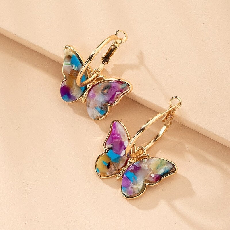 Pendientes de aro de mariposa de colores con detalle de esmalte