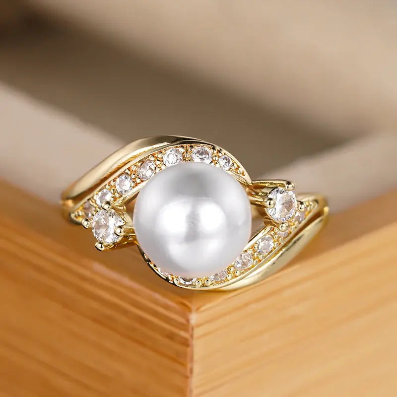 Anillo vintage con una perla dorada en el centro