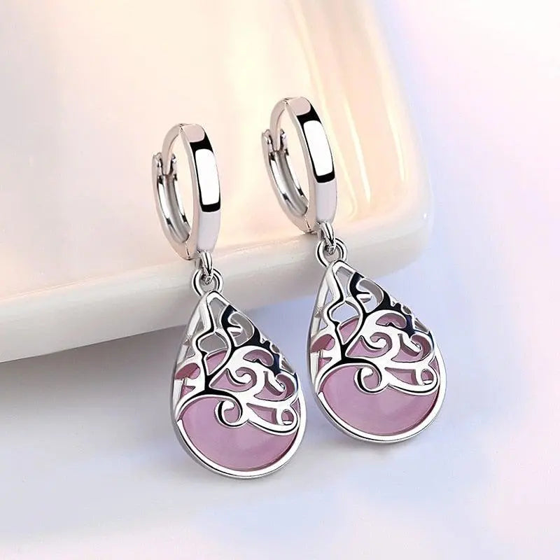 Pendientes elegantes en forma de lágrima con piedra rosa y estampado de filigrana