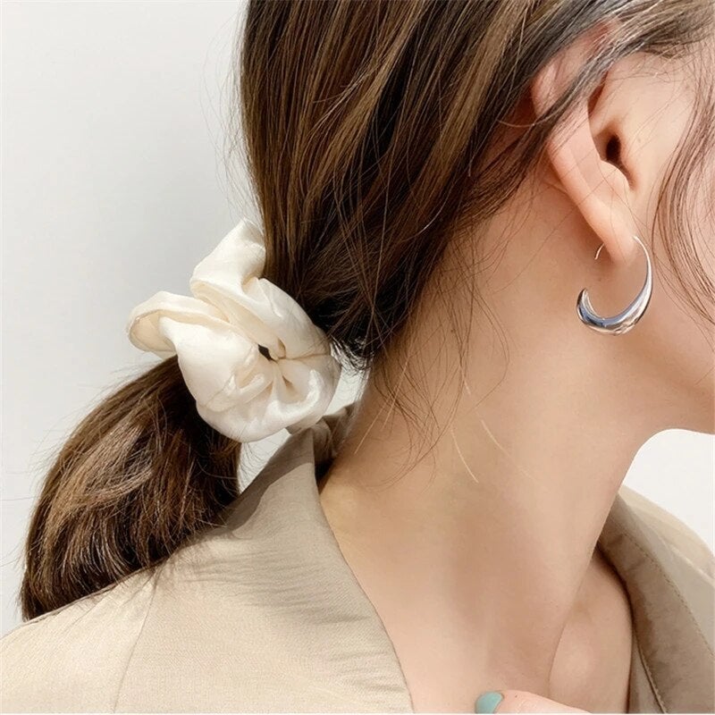 Pendientes llamativos y brillantes para un look elegante y moderno