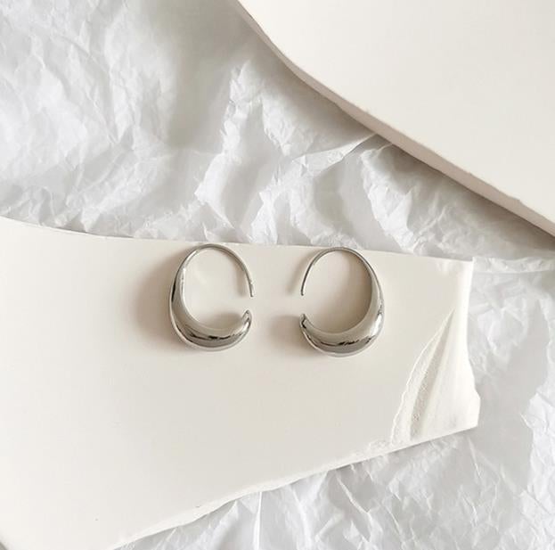 Pendientes llamativos y brillantes para un look elegante y moderno