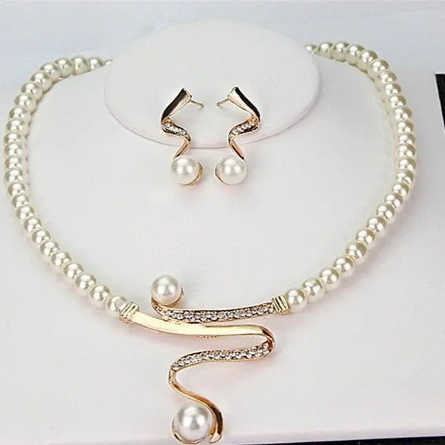 Elegante conjunto de joyas de perlas con adornos de circonita cúbica y diseño curvo