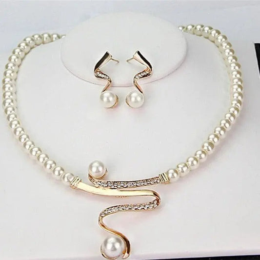 Elegante conjunto de joyas de perlas con adornos de circonita cúbica y diseño curvo