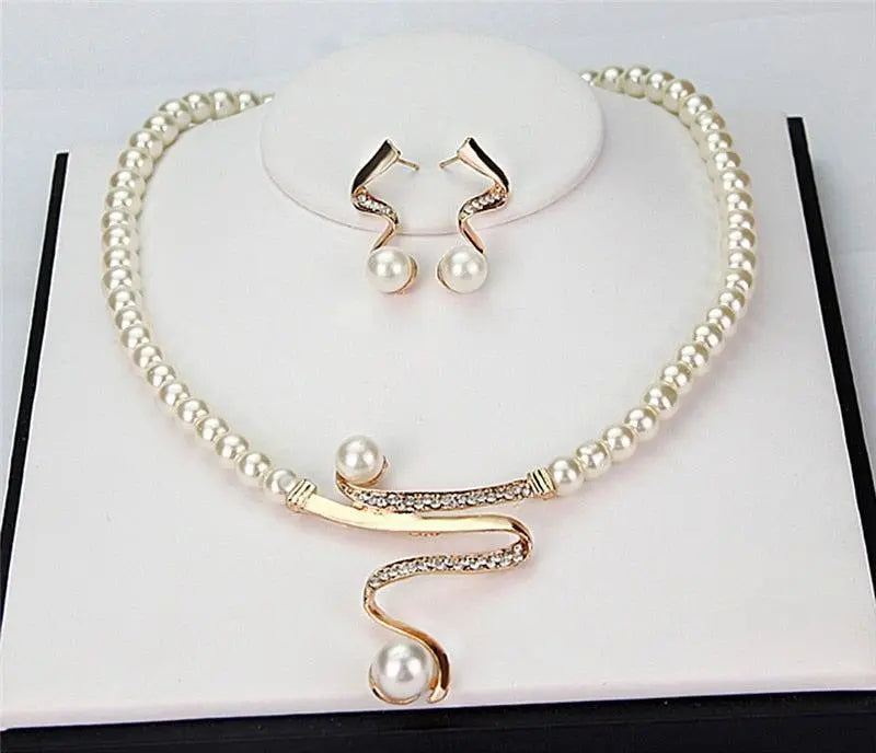Elegante conjunto de joyas de perlas con adornos de circonita cúbica y diseño curvo