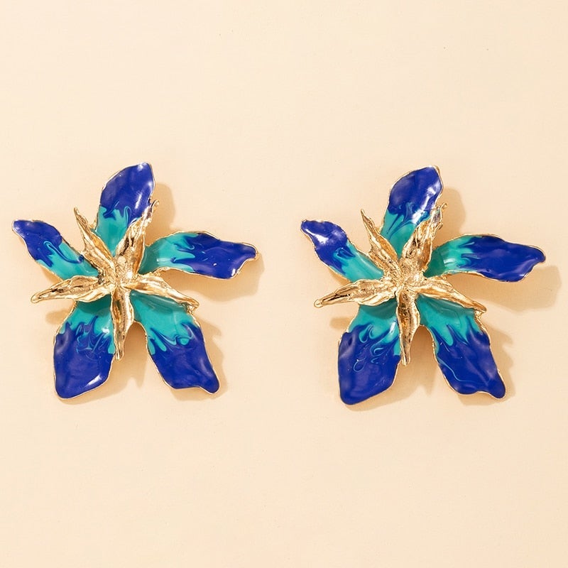 Pendientes de flores azules y turquesas para una apariencia vibrante