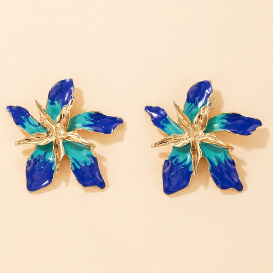 Pendientes de flores azules y turquesas para una apariencia vibrante
