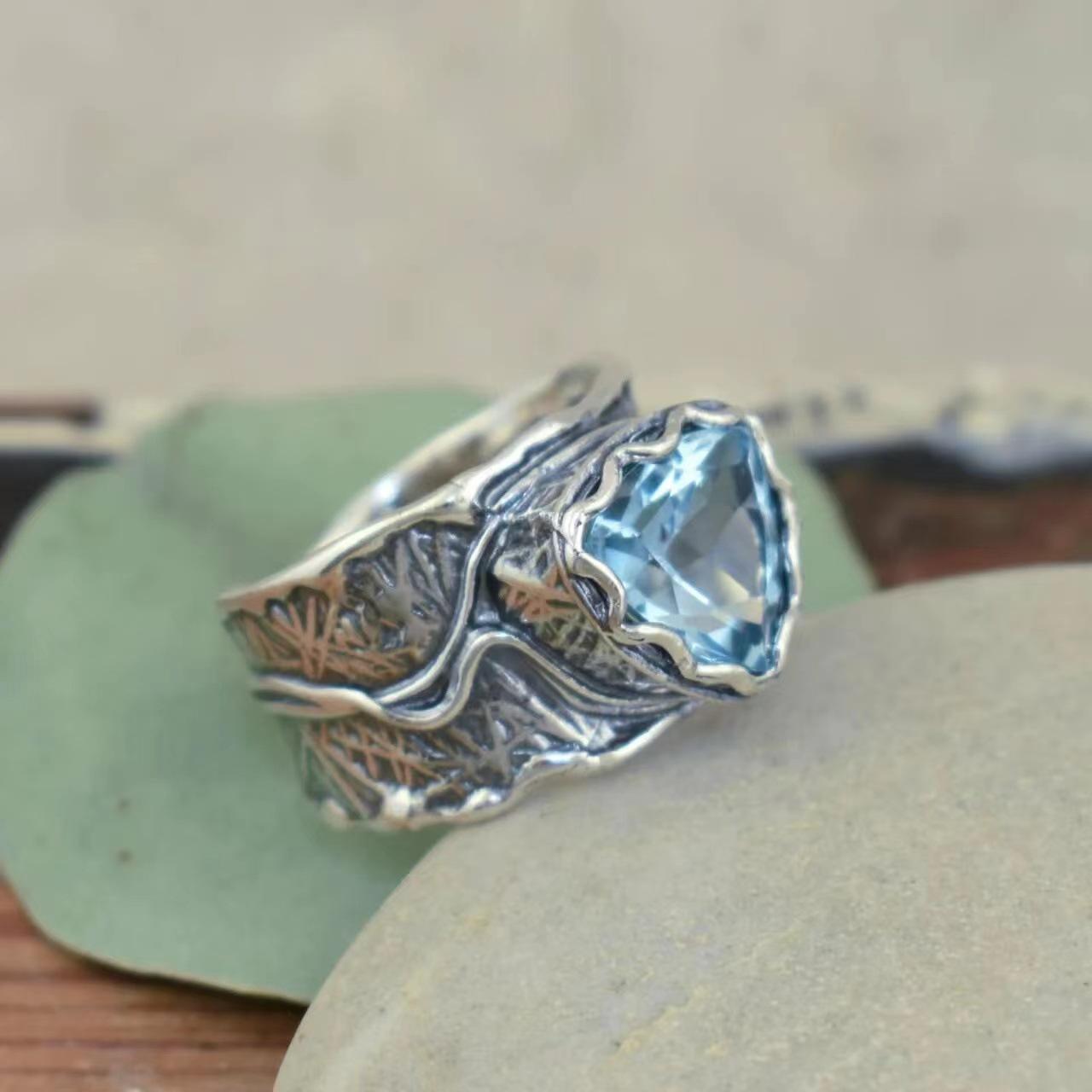 Anillo Vintage de Acero Inoxidable con Piedra Triangular Azul