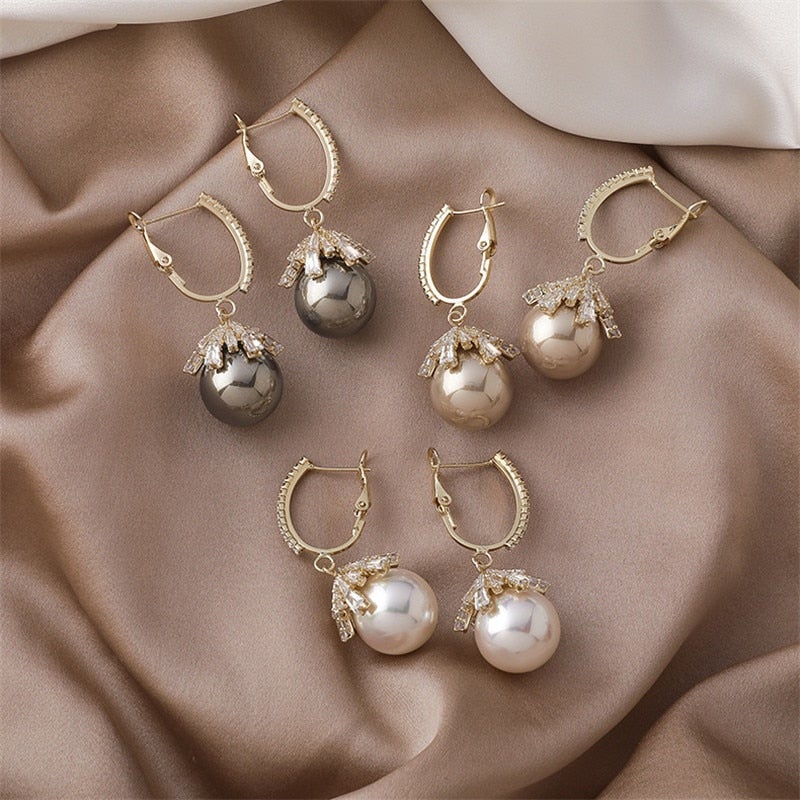 Pendientes elegantes con perlas y circonitas brillantes