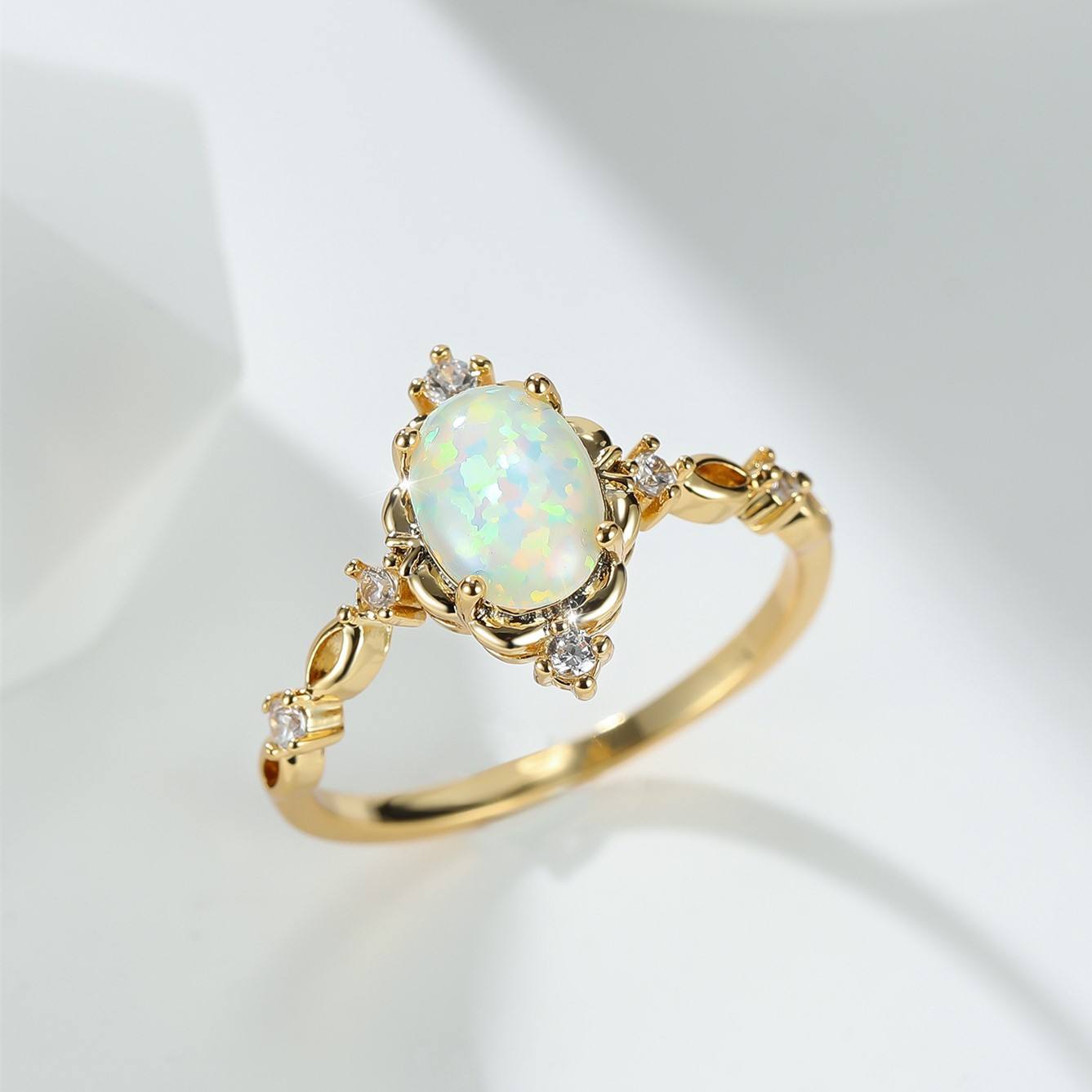 Anillo Vintage Elegante con Ópalo y Circonita Cúbica
