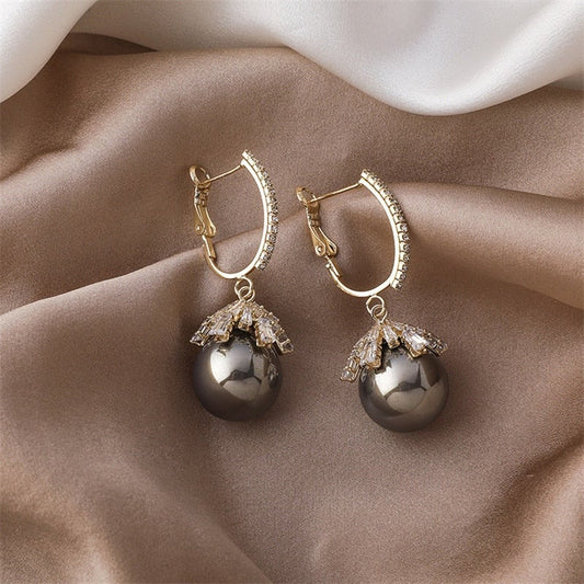 Pendientes elegantes con perlas y circonitas brillantes