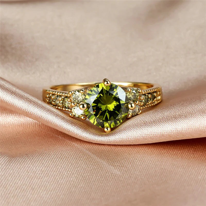 Anillo elegante con cristal verde oliva