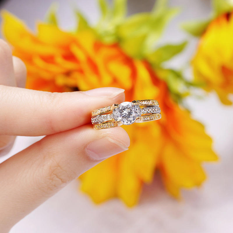 Anillo de Compromiso de Lujo con Diamante Central