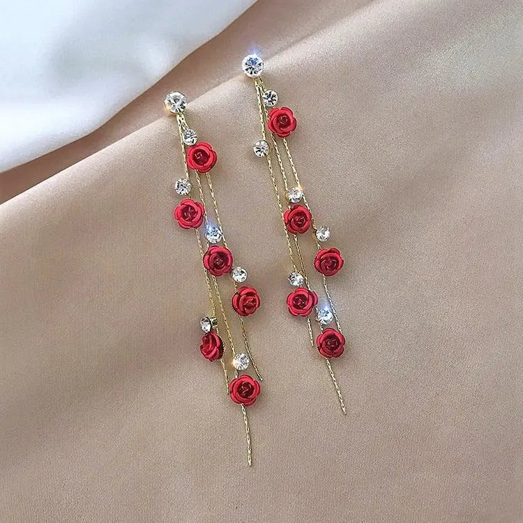 Pendientes largos con rosas rojas y detalles de strass