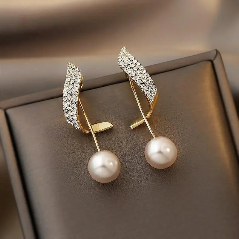 Pendientes de perlas elegantes con detalles de diamantes de imitación brillantes para mujer