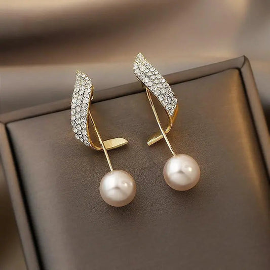 Pendientes de perlas elegantes con detalles de diamantes de imitación brillantes para mujer