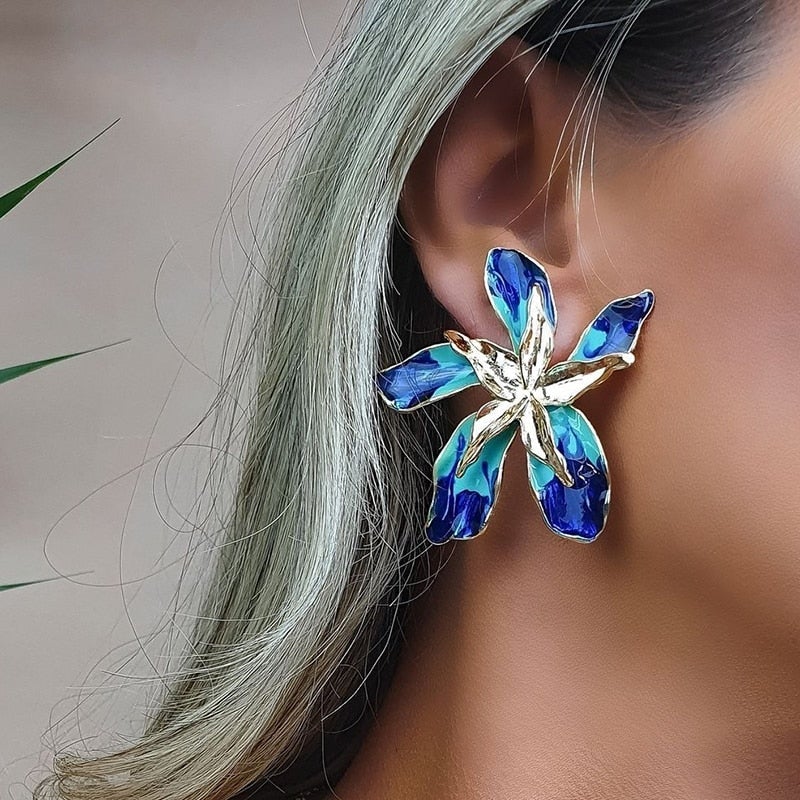 Pendientes de flores azules y turquesas para una apariencia vibrante