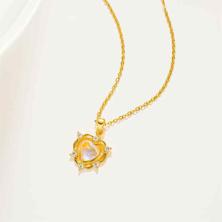 Collar de corazón de piedra lunar arcoíris con adornos de circonitas cúbicas