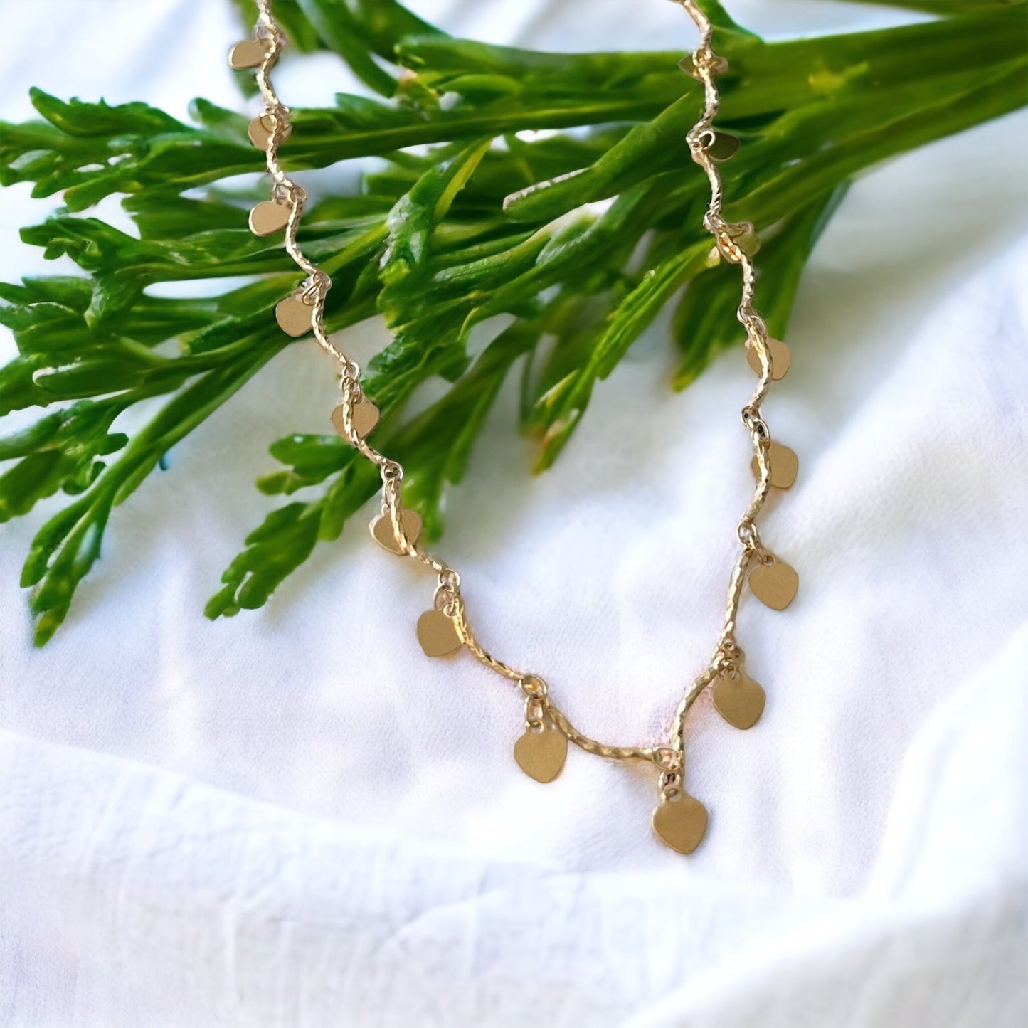 Delicado collar de corazón con divertidos charms de aspecto brillante