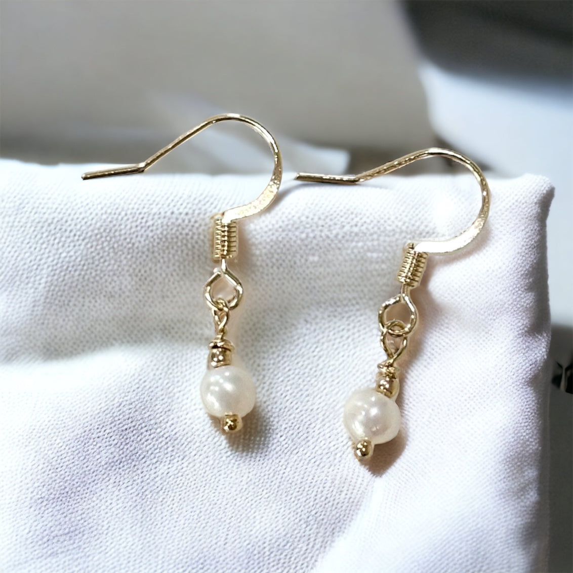 Delicados pendientes de perlas de agua dulce con un diseño elegante