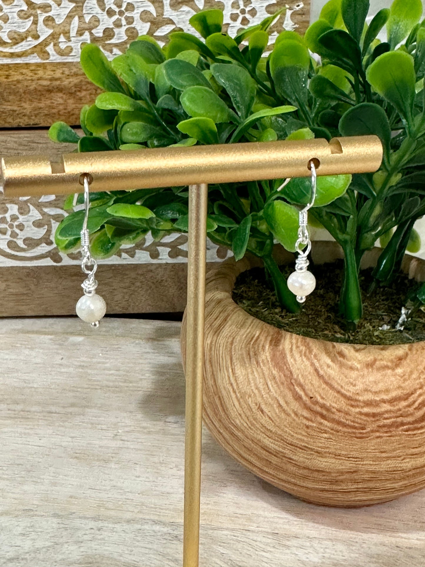 Delicados pendientes de perlas de agua dulce con un diseño elegante