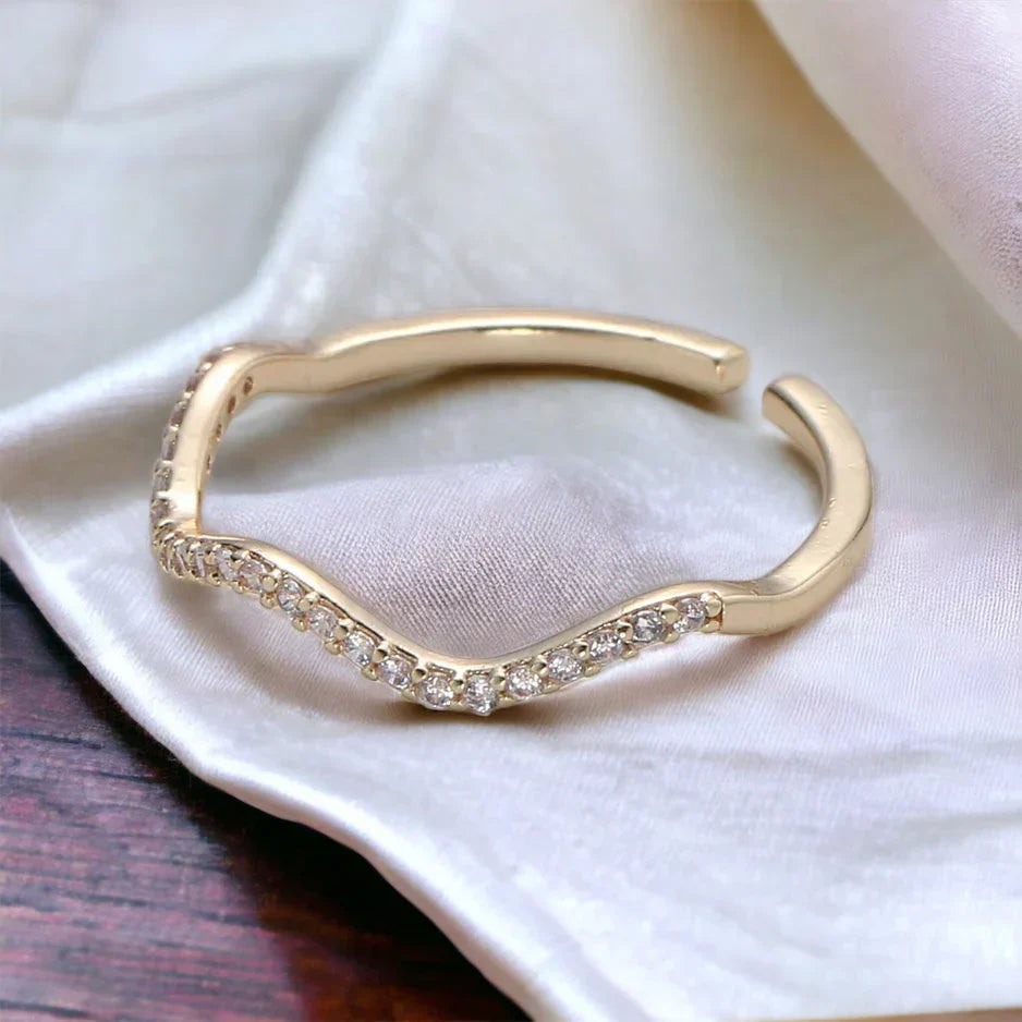 Anillo de acero inoxidable con diseño de ondas