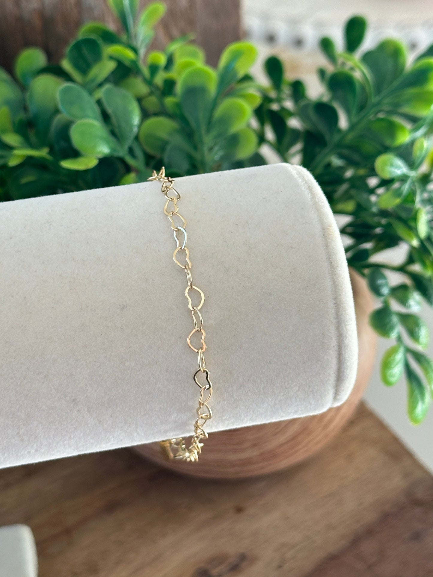 Pulsera de eslabones de corazón de filigrana con un sutil colgante de llave