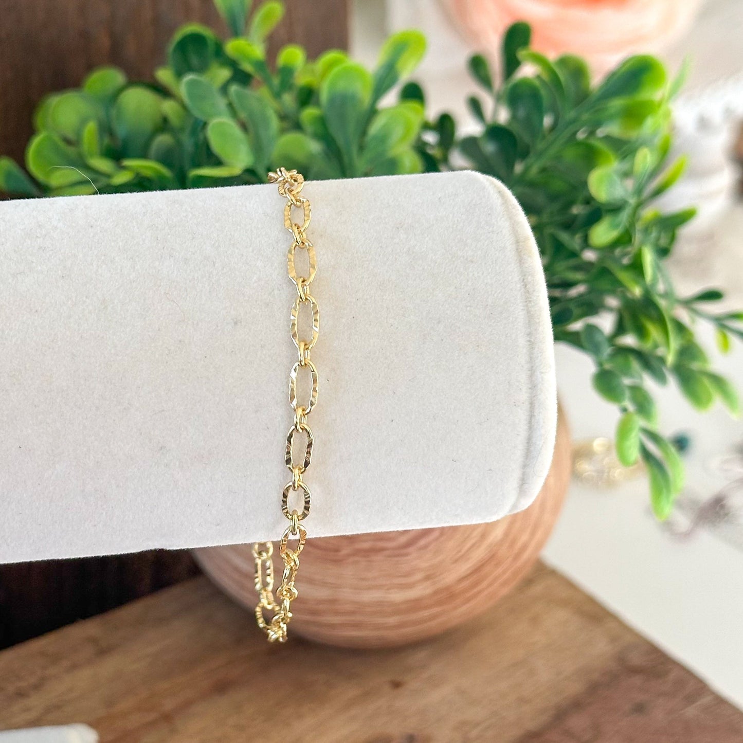 Pulsera de eslabones estructurados con elegancia radiante