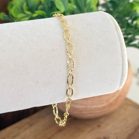 Pulsera de eslabones estructurados con elegancia radiante