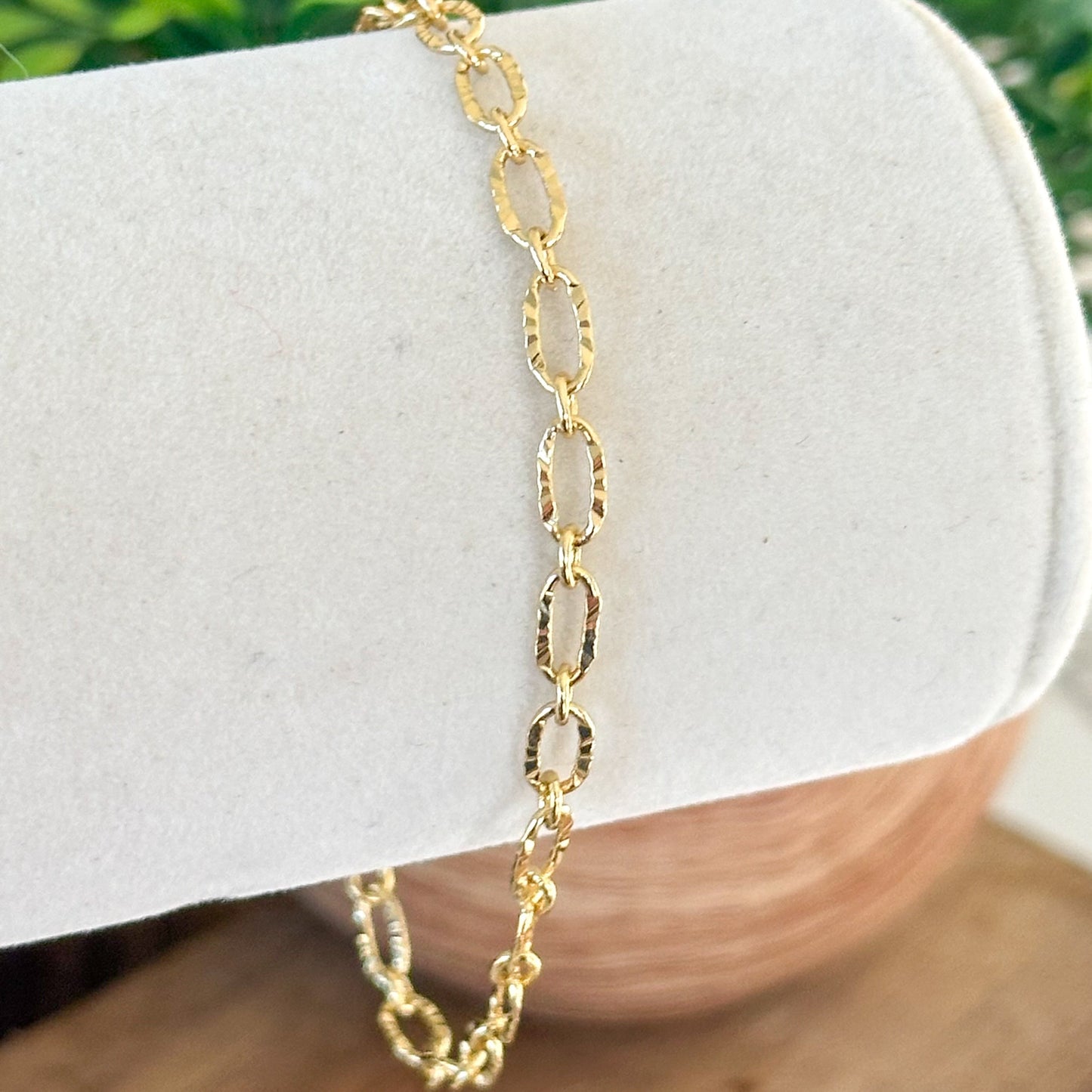 Pulsera de eslabones estructurados con elegancia radiante