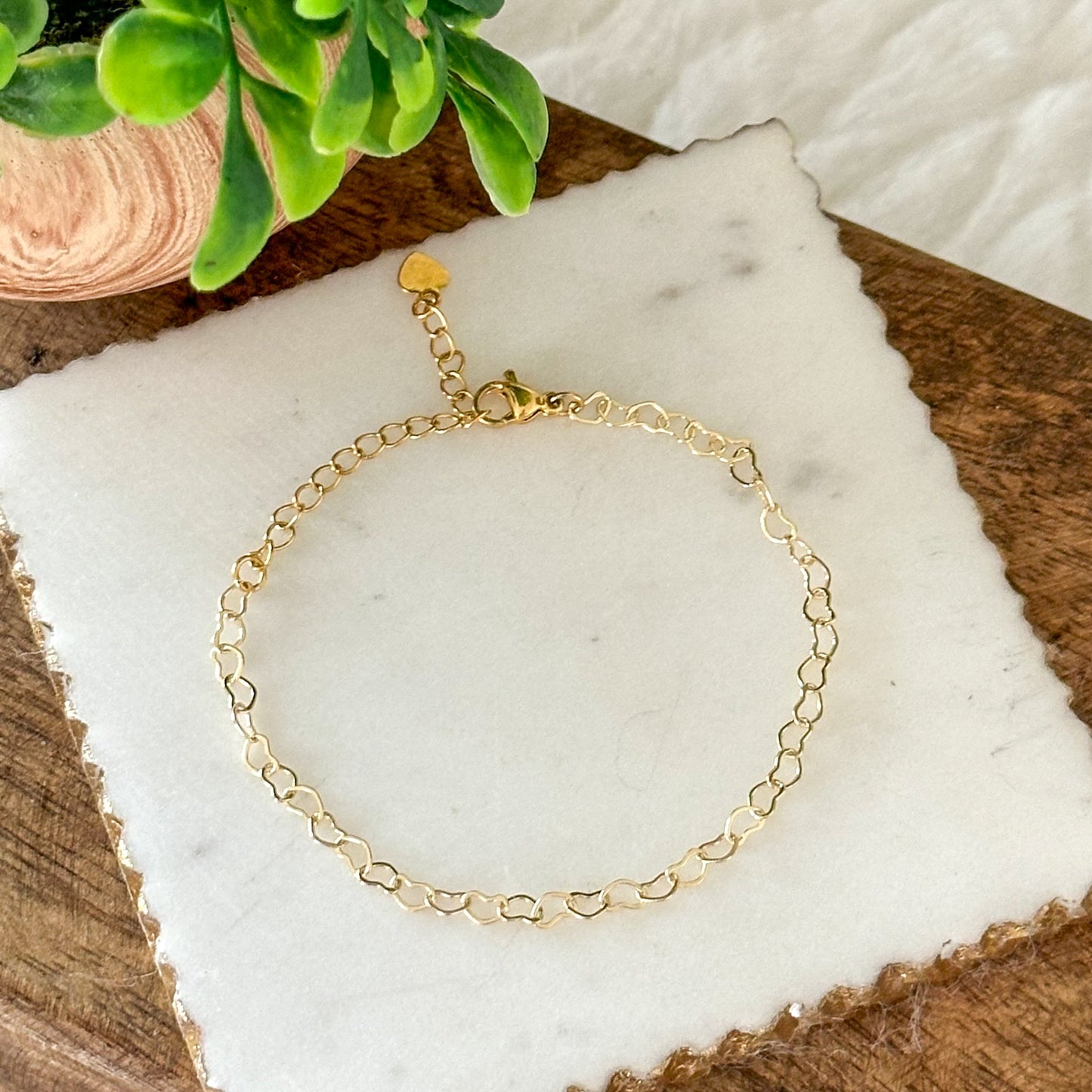 Pulsera de eslabones de corazón de filigrana con un sutil colgante de llave