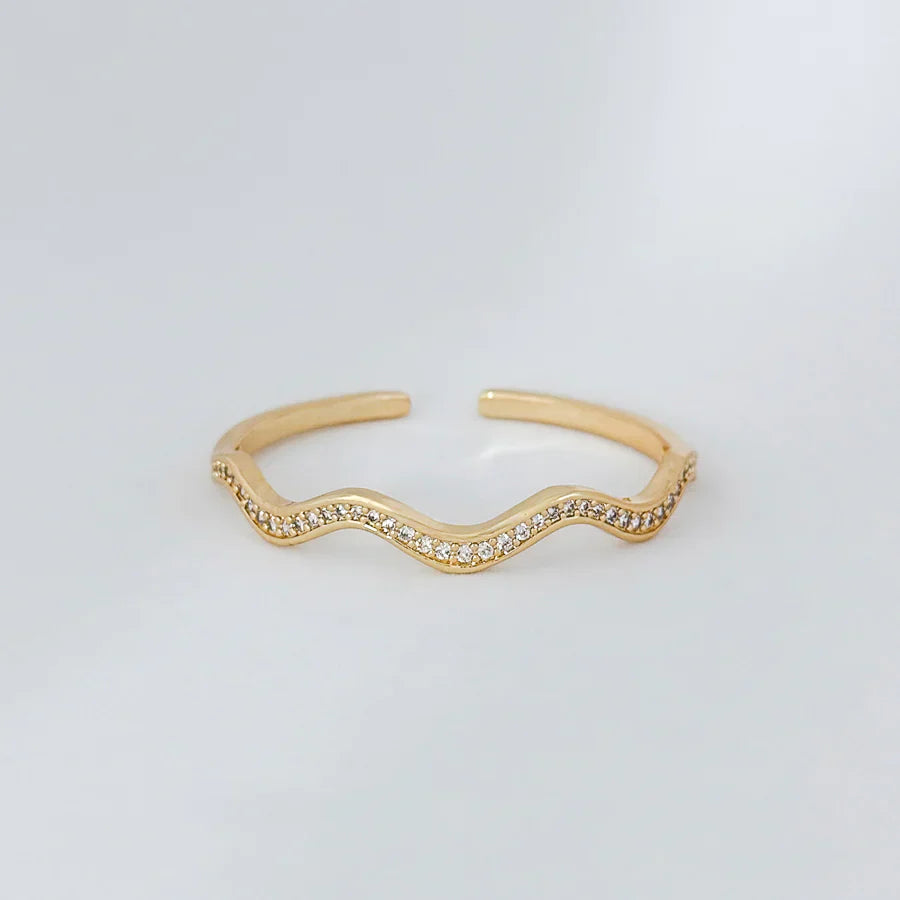 Anillo de acero inoxidable con diseño de ondas