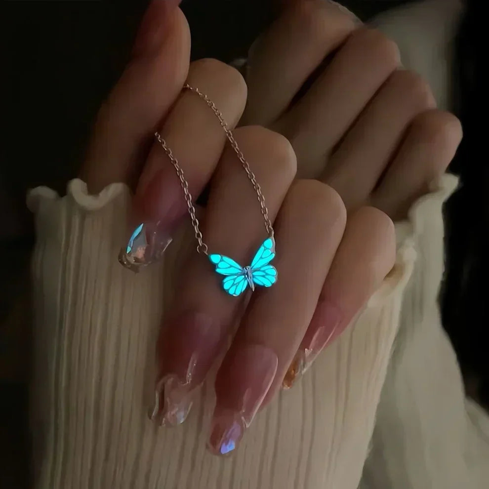 Conjunto de joyas de mariposas brillantes: collar y pulsera en azul claro