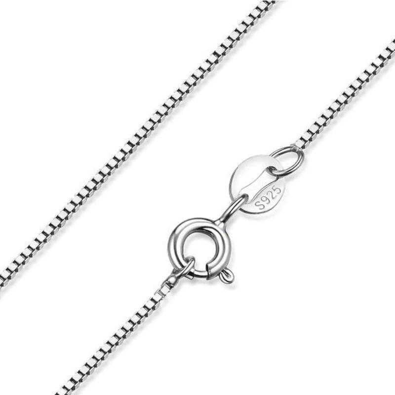 Elegante collar de lágrima con brillantes circonitas esmeralda y fino diseño
