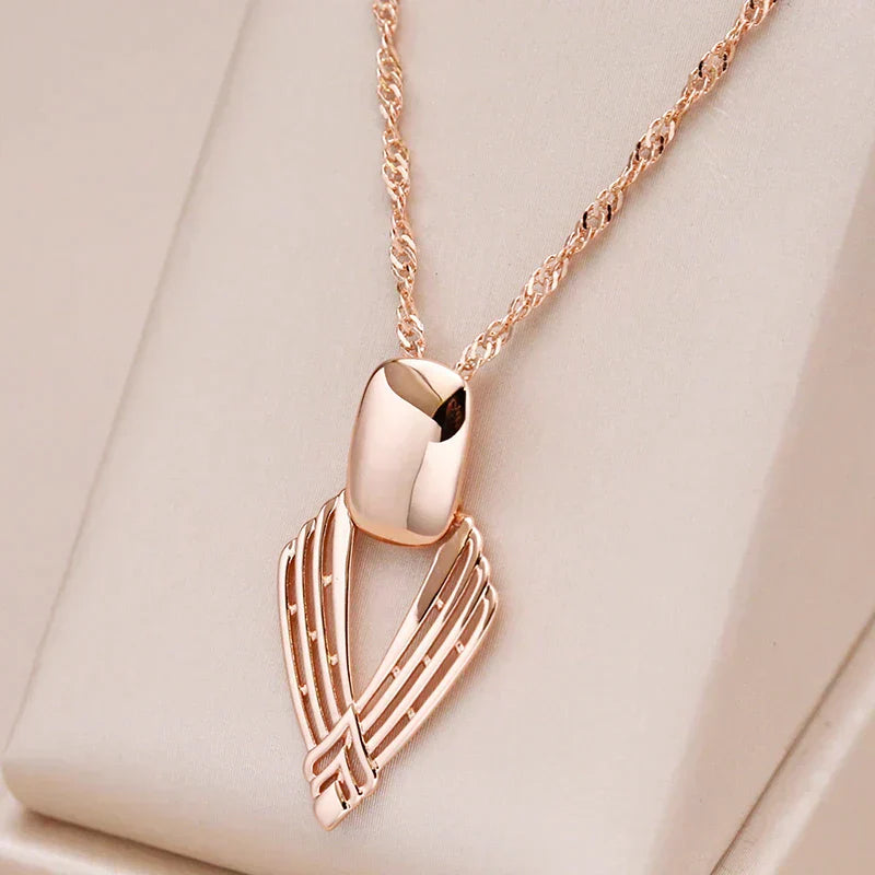 Collar con colgante en V moderno en tono oro rosa para mujer