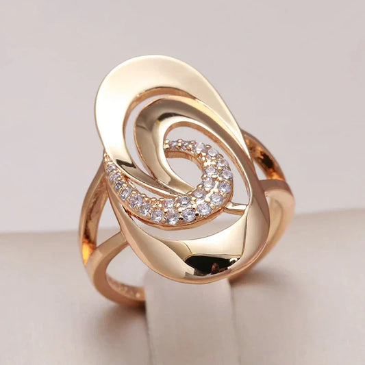 Elegante anillo en espiral con circonitas