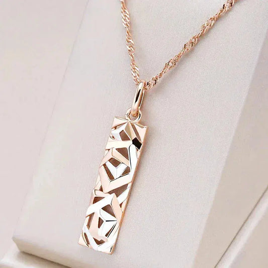 Collar rosa con colgante geométrico y moderno en forma de barra