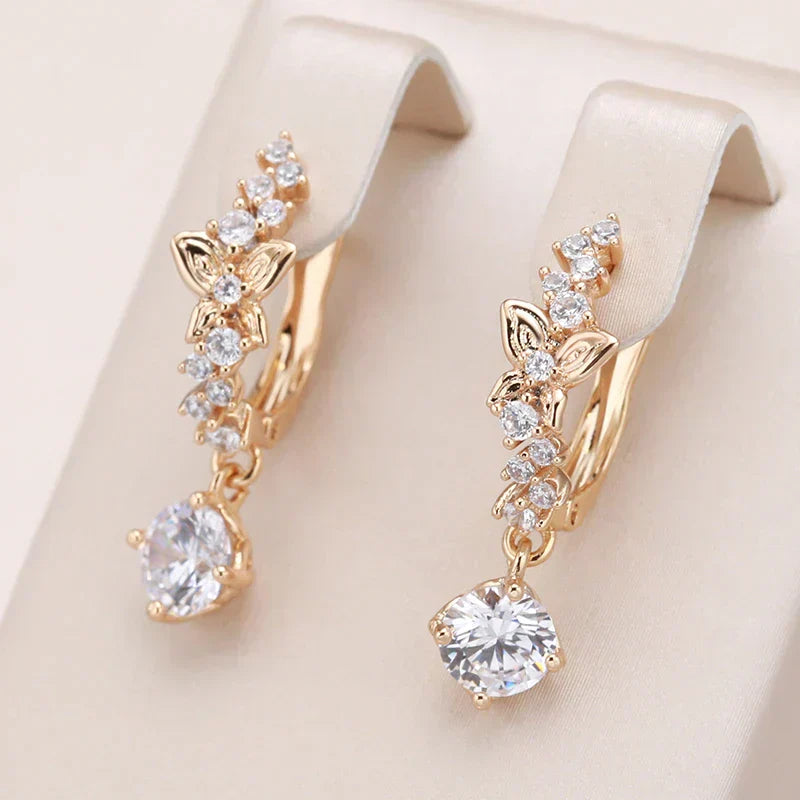 Pendientes de circonitas brillantes con detalle de mariposa y elegante gota