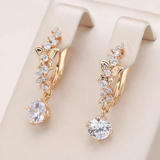 Pendientes de circonitas brillantes con detalle de mariposa y elegante gota
